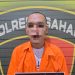 Tersangka saat di kantor polisi.