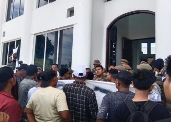 Warga dan mahasiswa saat berunjuk rasa.