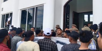 Warga dan mahasiswa saat berunjuk rasa.