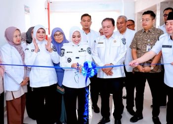Bupati Labuhanbatu dr Hj Maya Hasmita saat memotong pita tanda diresmikannya fasilitas Poliklinik di Gedung E RSUD Rantauprapat. 