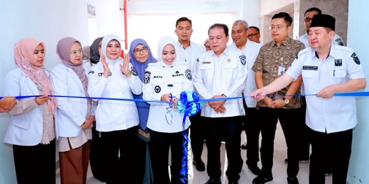 Bupati Labuhanbatu dr Hj Maya Hasmita saat memotong pita tanda diresmikannya fasilitas Poliklinik di Gedung E RSUD Rantauprapat. 