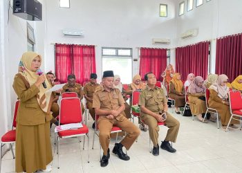 Para peserta dari berbagai sekolah yang ikut dalam acara diskusi di kantor Dinas Pendidikan Labuhanbatu. 