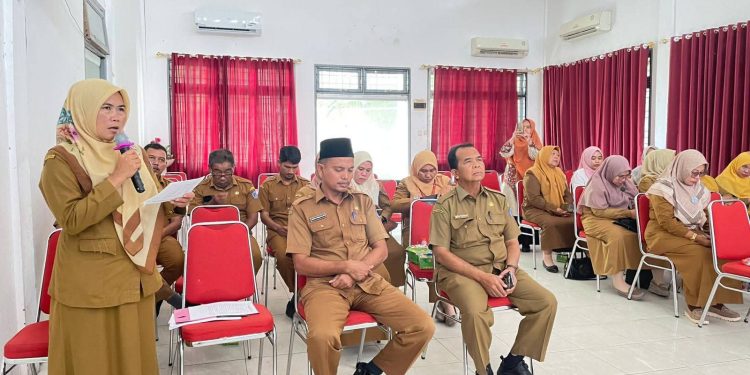 Para peserta dari berbagai sekolah yang ikut dalam acara diskusi di kantor Dinas Pendidikan Labuhanbatu. 