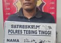 Tersangka pelaku pembunuhan saat di kantor polisi.