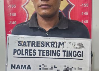 Tersangka pelaku pembunuhan saat di kantor polisi.