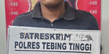Tersangka pelaku pembunuhan saat di kantor polisi.