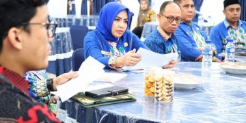 Bupati Labuhanbatu dr Hj Maya Hasmita saat bertemu dengan pihak BPS Labuhanbatu. 