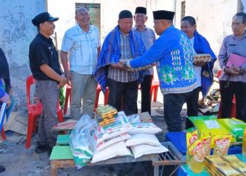 Kepala Dinas Sosial Labuhanbatu Syahrizal dan pihak Baznas Labuhanbatu saat berkunjung ke rumah korban kebakaran di desa Tanjung Medan. 