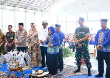 Bupati Labuhanbatu dr Hj Maya Hasmita saat memberi upah-upah calon jamaah haji Labuhanbatu. 