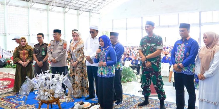 Bupati Labuhanbatu dr Hj Maya Hasmita saat memberi upah-upah calon jamaah haji Labuhanbatu. 