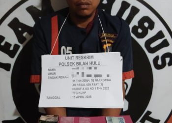 Tersangka IS saat diamankan polisi. 