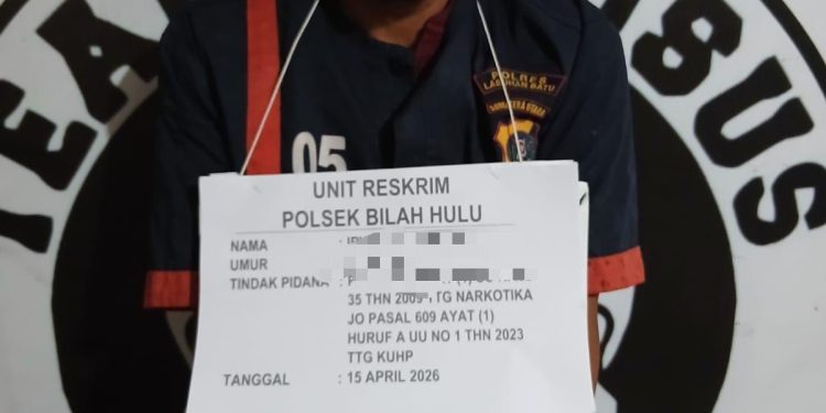 Tersangka IS saat diamankan polisi. 