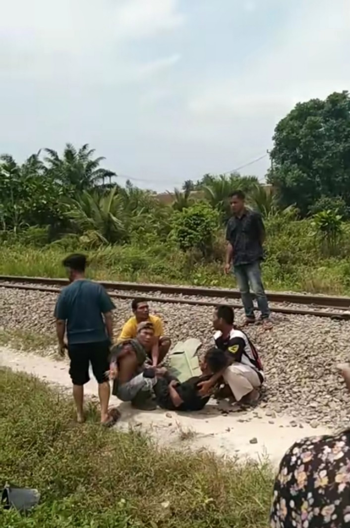 Pengendara Sepedamotor di Asahan Terserempet Kereta Api