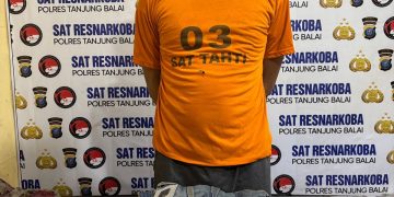 Tersangka saat di kantor polisi.