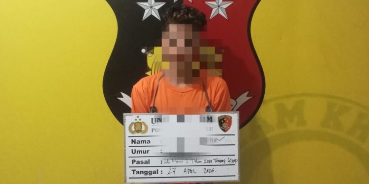 Tersangka perusak kafe saat di kantor polisi.