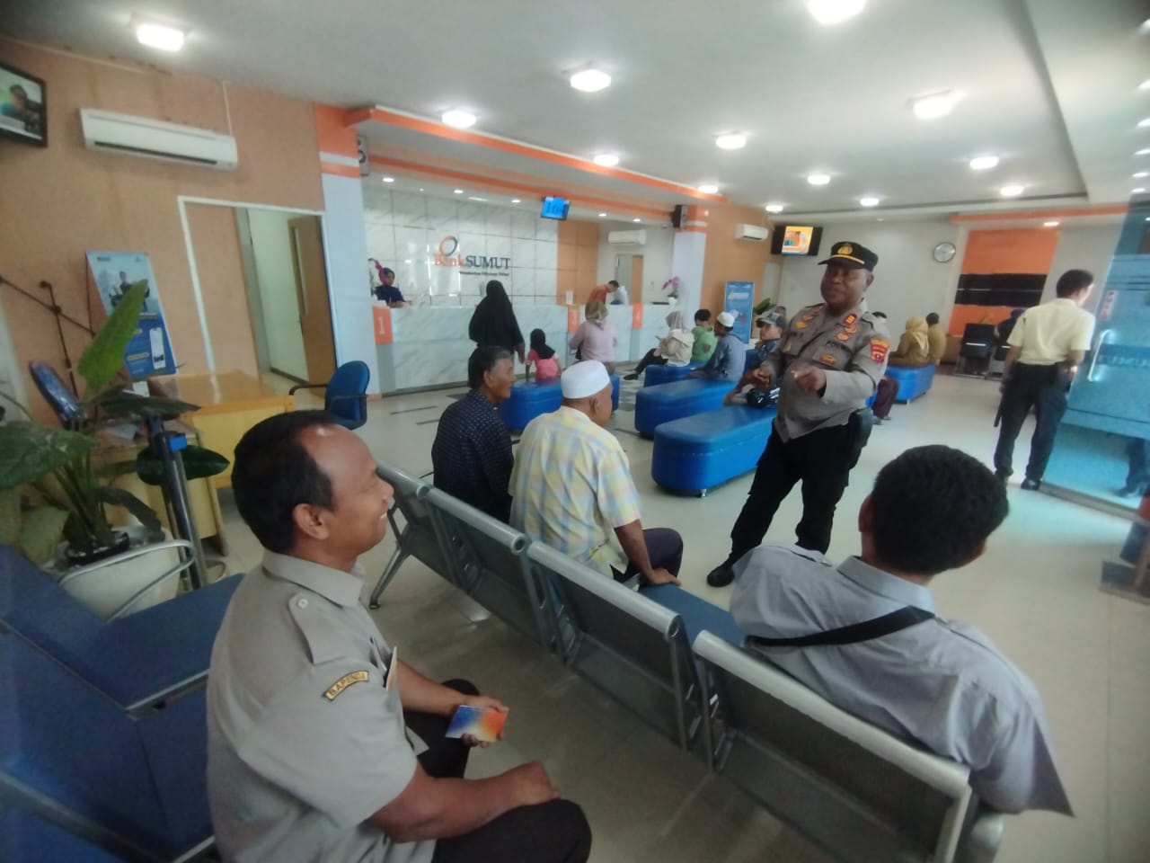 Sat Binmas Polres Tanjungbalai Sambangi Nasabah Bank Sumut