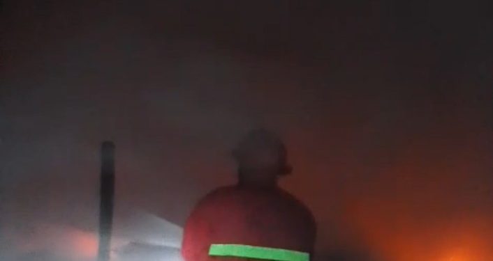 Petugas pemadam kebakaran berusaha menjinakkan kobam api.