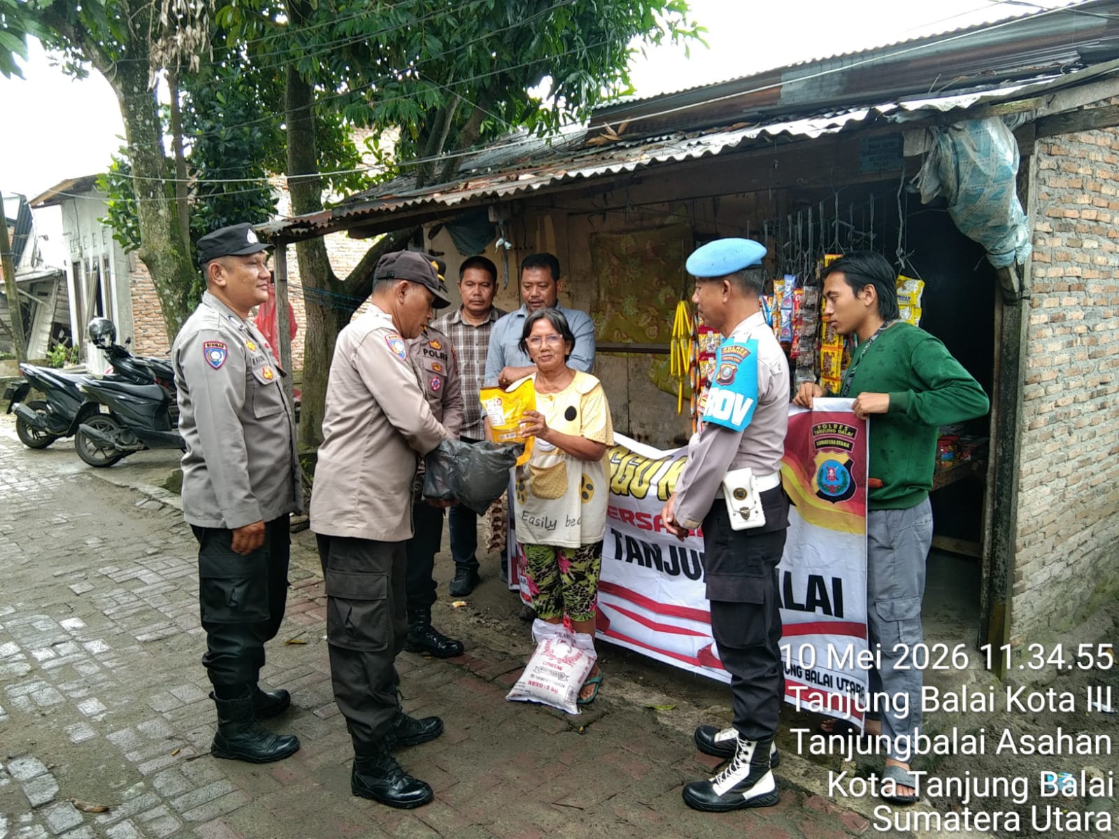 Personel Polres Tanjungbalai Bagikan Bansos dan Serap Aspirasi dari Masyarakat