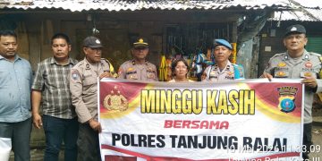 Personel Polres Tanjungbalai Bagikan Bansos dan Serap Aspirasi dari Masyarakat