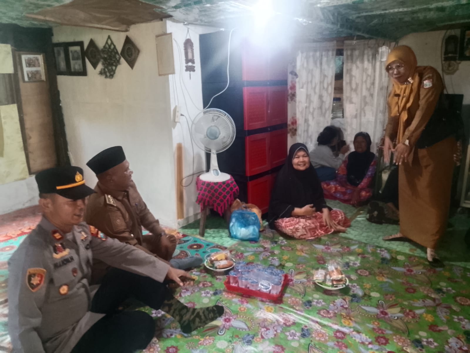 Kapolsek Datuk Bandar Sambangi Warga Penderita Kanker 