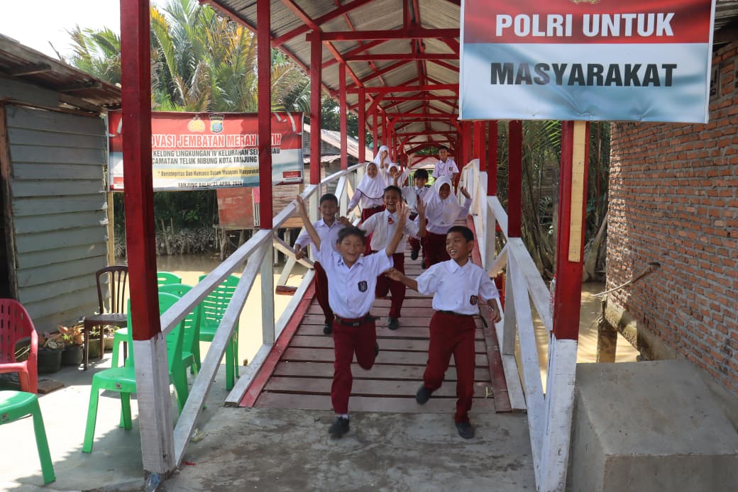 Polres Tanjungbalai Serahkan "Jembatan Merah Putih" Kepada Warga Kelurahan Sei Merbau
