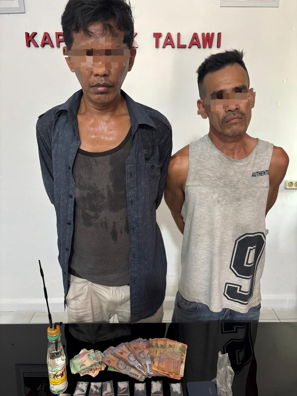 Kedua Tersangka saat di kantor polisi.