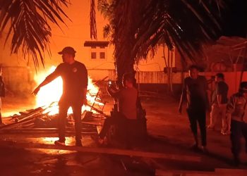 Tim membakar barak dan gubuk dalam penggerebekan sarang narkoba di Aek Kanopan Timur.