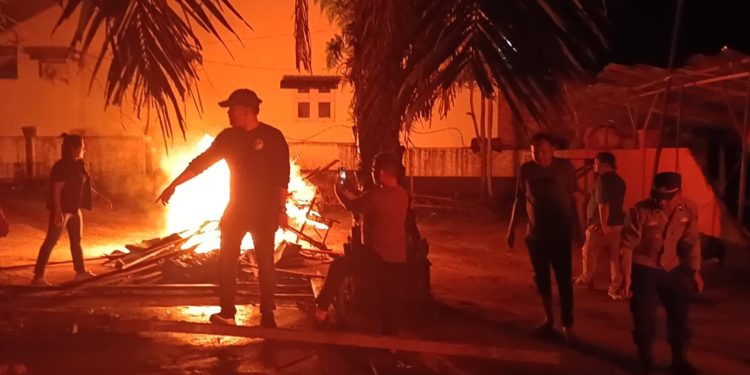 Tim membakar barak dan gubuk dalam penggerebekan sarang narkoba di Aek Kanopan Timur.