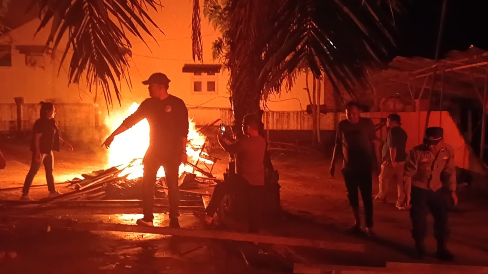 Tim membakar barak dan gubuk dalam penggerebekan sarang narkoba di Aek Kanopan Timur.