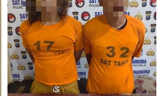 Kedua tersangka saat di kantor polisi.