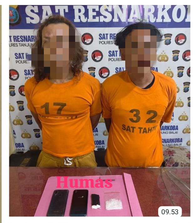 Kedua tersangka saat di kantor polisi.