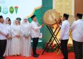 Bupati Labuhanbatu Utara, Hendri Yanto Sitorus, memukul gong pertanda MTQ XVII dan FSQ XVIII Labura 2026 ditutup.