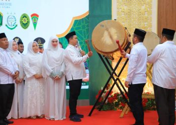 Bupati Labuhanbatu Utara, Hendri Yanto Sitorus, memukul gong pertanda MTQ XVII dan FSQ XVIII Labura 2026 ditutup. 