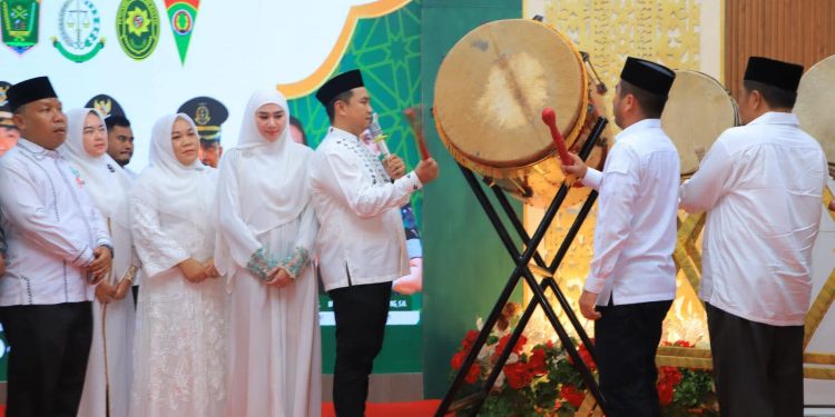 Bupati Labuhanbatu Utara, Hendri Yanto Sitorus, memukul gong pertanda MTQ XVII dan FSQ XVIII Labura 2026 ditutup.