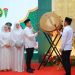 Bupati Labuhanbatu Utara, Hendri Yanto Sitorus, memukul gong pertanda MTQ XVII dan FSQ XVIII Labura 2026 ditutup.