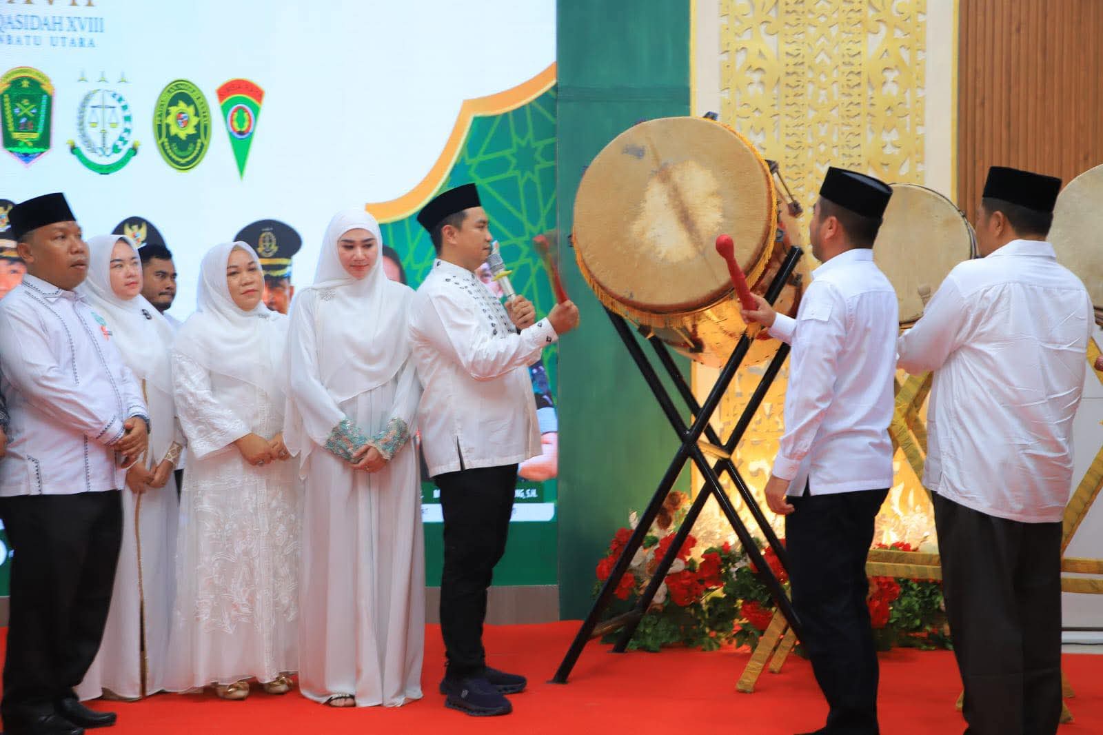 Bupati Labuhanbatu Utara, Hendri Yanto Sitorus, memukul gong pertanda MTQ XVII dan FSQ XVIII Labura 2026 ditutup.