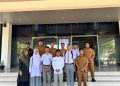 Wakil Bupati Labuhanbatu Utara, Dr. H. Samsul Tanjung didampingi Kaban Kesbangpol, Jimmy Maulana Darmawan, AP, Msi, berfoto bersama putra-putri peserta seleksi Paskibraka tingkat Sumut. 