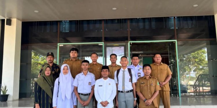 Wakil Bupati Labuhanbatu Utara, Dr. H. Samsul Tanjung didampingi Kaban Kesbangpol, Jimmy Maulana Darmawan, AP, Msi, berfoto bersama putra-putri peserta seleksi Paskibraka tingkat Sumut.
