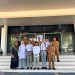 Wakil Bupati Labuhanbatu Utara, Dr. H. Samsul Tanjung didampingi Kaban Kesbangpol, Jimmy Maulana Darmawan, AP, Msi, berfoto bersama putra-putri peserta seleksi Paskibraka tingkat Sumut.