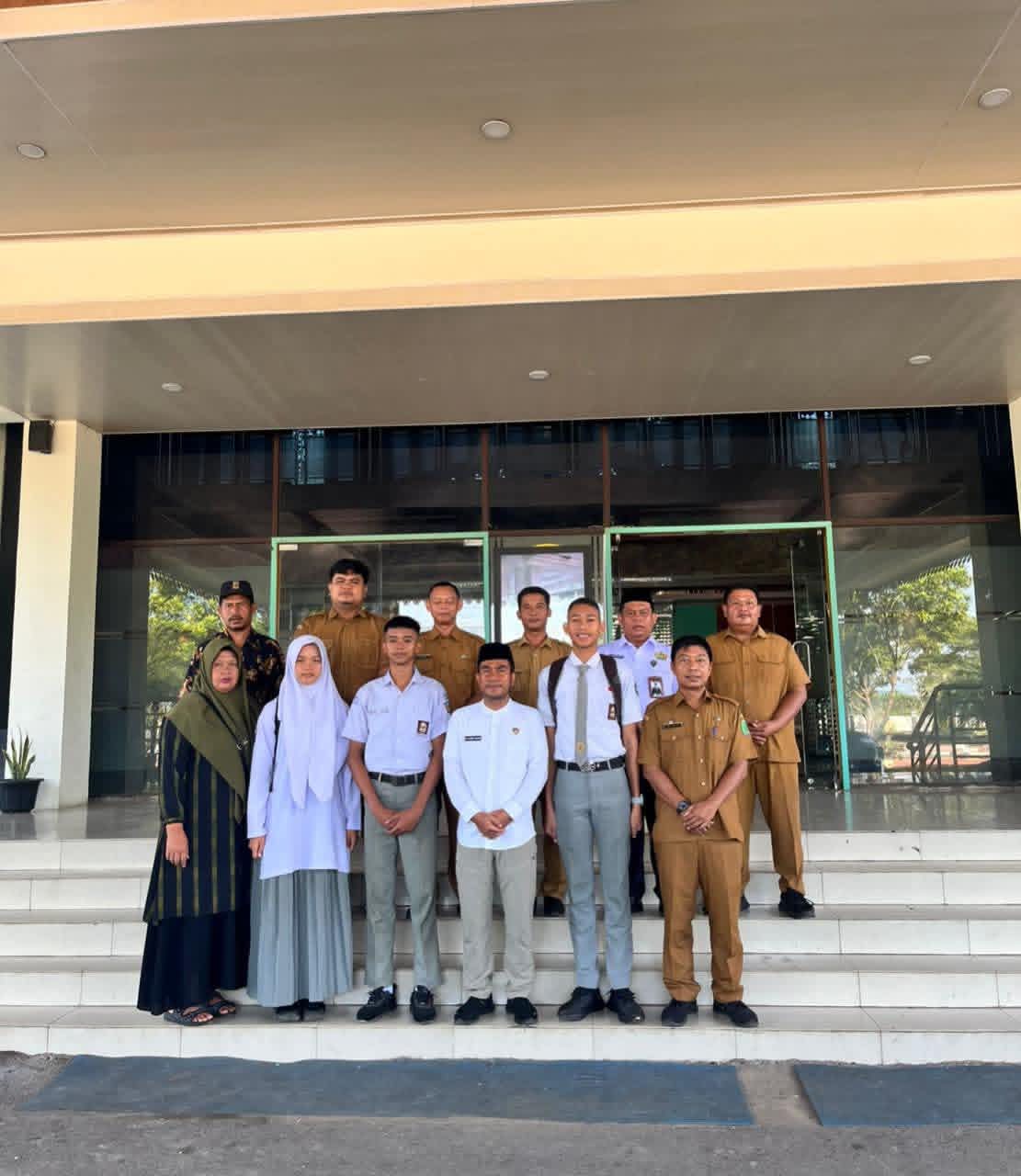 Wakil Bupati Labuhanbatu Utara, Dr. H. Samsul Tanjung didampingi Kaban Kesbangpol, Jimmy Maulana Darmawan, AP, Msi, berfoto bersama putra-putri peserta seleksi Paskibraka tingkat Sumut.