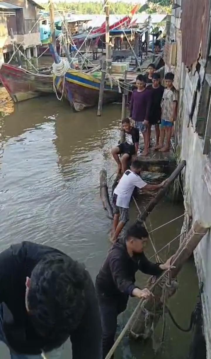 Petugas melakukan pemeriksaan dilokasi yang diduga jadi tempat transaksi peredaran narkoba.