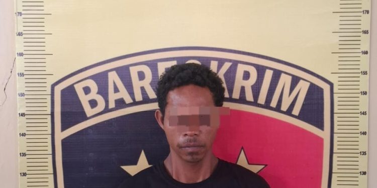 Tersangka saat di kantor polisi.