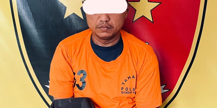 Tersangka saat di kantor polisi.