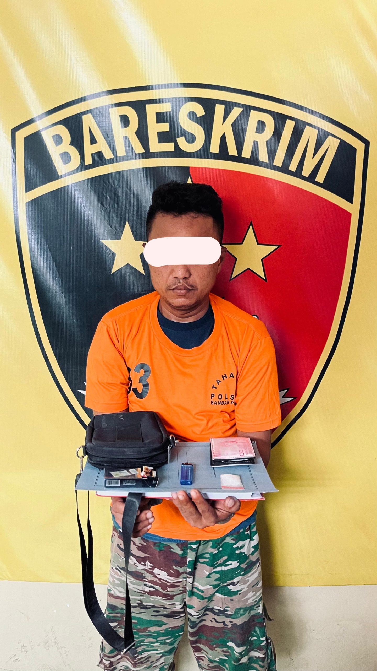 Tersangka saat di kantor polisi.