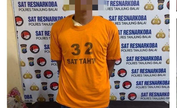 Tersangka saat di kantor polisi.