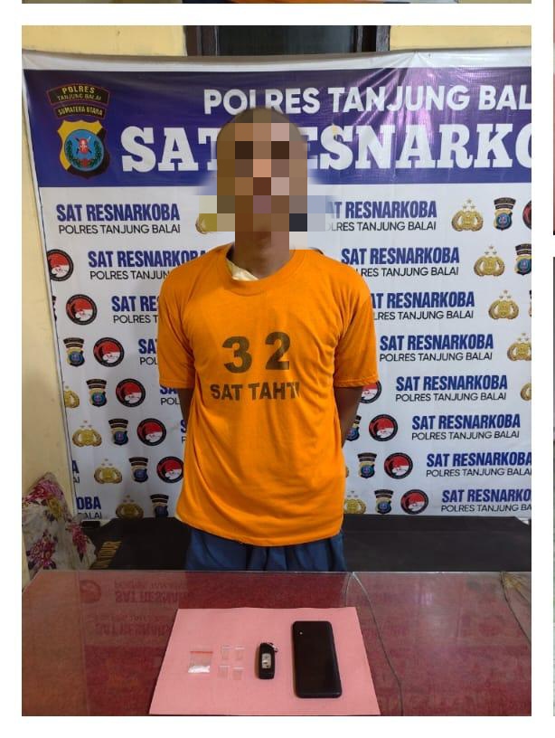 Tersangka saat di kantor polisi.