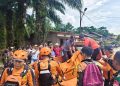 Petugas BPBD Labuhanbatu Utara mengevakuasi mayat Lakimin Sihotang.