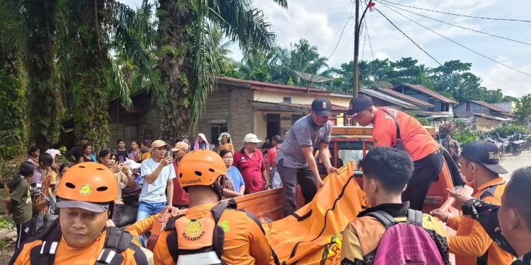 Petugas BPBD Labuhanbatu Utara mengevakuasi mayat Lakimin Sihotang.
