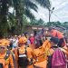 Petugas BPBD Labuhanbatu Utara mengevakuasi mayat Lakimin Sihotang. 