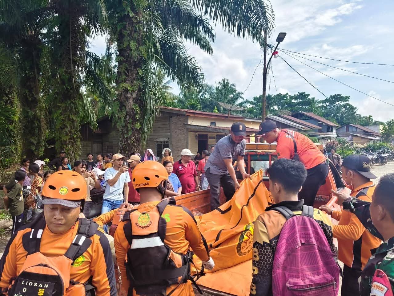 Petugas BPBD Labuhanbatu Utara mengevakuasi mayat Lakimin Sihotang.